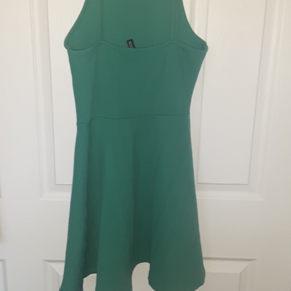 A dress - Picture 3 of 3